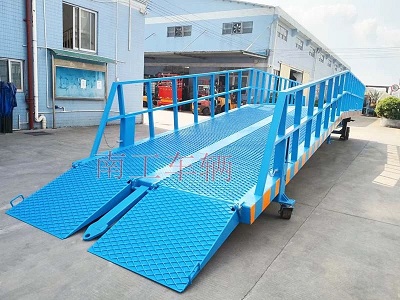 12吨移动式登车桥 高护栏型