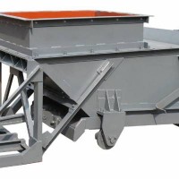 GLW往复式给煤机用于支承底板，底板通过驱动装置驱动并在托辊上作有规律的往复直线运动